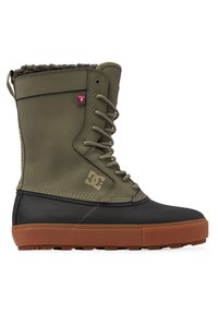 Bota verde impermeable con diseño de cordones, suela de goma marrón, punta negra y forro de piel en el collar. Logo de DC en el lateral.