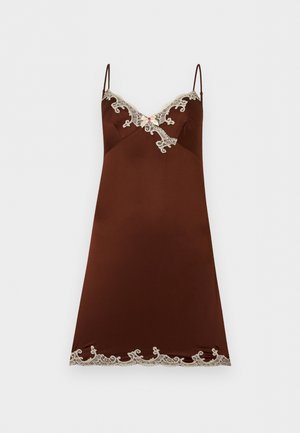 Brązowa satynowa sukienka na cienkich ramiączkach, z kremową koronkową lamówką przy dekolcie w serek i na dole, oraz małym ozdobnym różowym guzikiem na środku przodu.