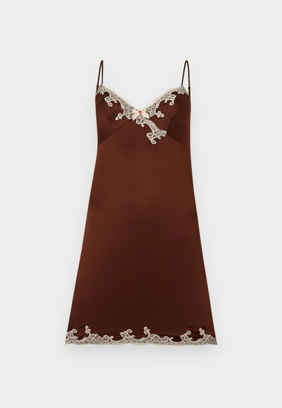 Καφέ σατέν φόρεμα με λεπτές τιράντες, κρεμ δαντέλα κατά μήκος του V-λαιμού και του τελειώματος, και μικρό διακοσμητικό ροζ κουμπί στο κέντρο μπροστά.