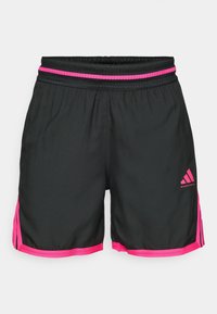 Sorte atletiske shorts med en pink elastisk talje og sidelommer. Designet i letvægtsmateriale med Adidas-logoet.
