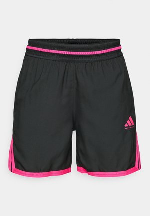Svart idrettsshorts med rosa elastisk midje og sidesømmer. Laget av lett materiale, med Adidas-logoen.