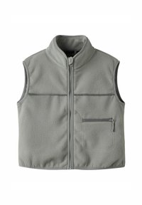 Grå fleece väst med hög krage, full dragkedja fram, två horisontella bröstsömmar och en ficka med dragkedja på vänster sida.