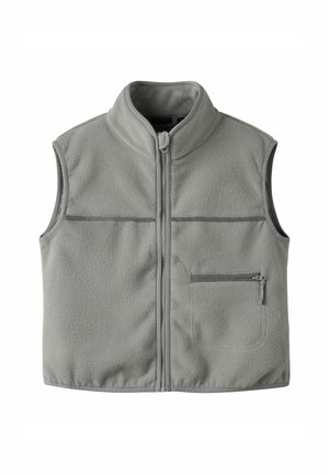Grå fleece väst med hög krage, full dragkedja fram, två horisontella bröstsömmar och en ficka med dragkedja på vänster sida.