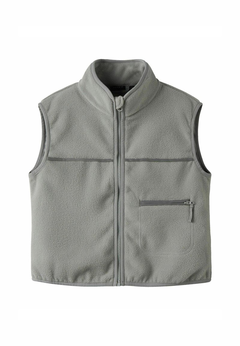 Grå fleece väst med hög krage, full dragkedja fram, två horisontella bröstsömmar och en ficka med dragkedja på vänster sida.