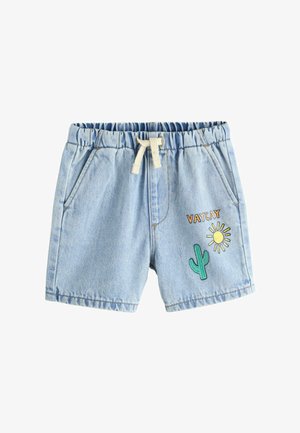 Jasnoniebieskie szorty dżinsowe z elastycznym paskiem w talii, białym sznurkiem do ściągania, bocznymi kieszeniami oraz haftem przedstawiającym kaktusa, słońce i napis "VAYCAY" na przedniej prawej nogawce.