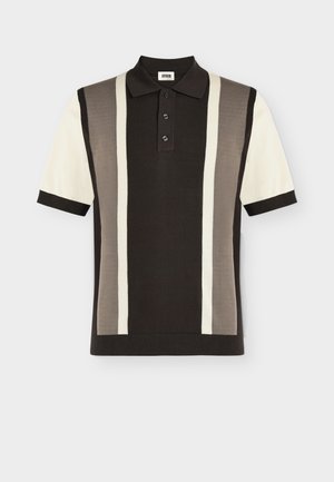 Polo a manica corta con righe verticali nere, bianche e marroni e colletto con patta a tre bottoni.