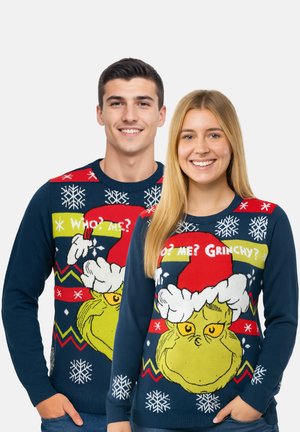 Blaue Strickpullover mit einem Grinch-Grafikdesign, roten Akzenten, Schneeflockenmuster und dem Satz "Wer? Ich? Grinch?" in kräftigen Farben.