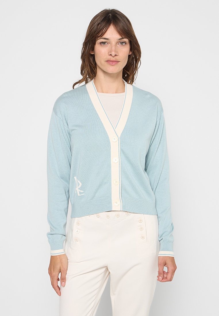 Cardigan azzurro chiaro con scollatura a V, bordi crema e cinque bottoni. Presenta un logo ricamato sul lato sinistro e polsini a coste.