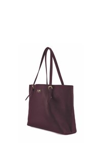 Bordowa torba na ramię ze skóry z teksturowanym wykończeniem, dwoma długimi uchwytami, zamknięciem na górny zamek błyskawiczny i złotym logo na przodzie.