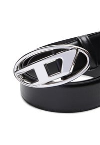 Cintura in pelle nera con una grande fibbia ovale in argento lucido, caratterizzata da dettagli intagliati. Texture liscia con un design classico.