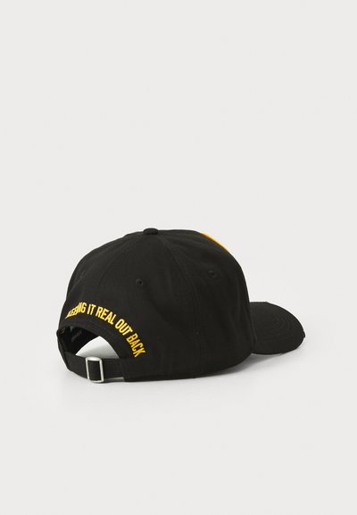 Schwarze Baseballmütze mit gelb gesticktem Text auf der Rückseite, mit gebogenem Schirm und verstellbarem Riemen zur Größenanpassung.