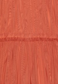 Anaya with love FLUTTER SLEEVE RUFFLE DRESS - Koktejlové šaty / šaty na párty - burnt orange