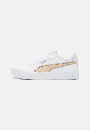 Białe sneaki z złotymi akcentami, teksturowana boczna panele, okrągły czubek i gruba biała podeszwa z żłobionym wzorem. Logo PUMA po boku.