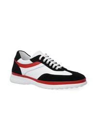 Sorte og hvide sneakers i ruskind og læder med røde accenter, der har en afrundet tå, seks snørrehuller og en struktureret hvid gummisål.