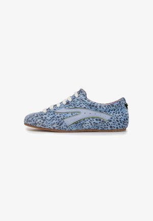 Chaussure à motif animalier bleu avec une texture en daim, lacets blancs, accents verts, et semelle en caoutchouc. Design profil bas idéal pour un usage décontracté.