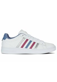 Sneaker bianca con strisce rosa, blu e argento, tomaia in pelle texturizzata, suola in gomma bianca e accentuazione sul tallone blu a contrasto.
