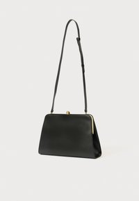 Mustast nahast käekott struktureeritud kujuga, kuldsete metalldetailide ja reguleeritava rihmaga mitmekülgsuse jaoks. Sile tekstuur ja puhtad jooned.