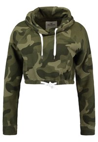 Kratší mikina s kapucí v zeleném kamuflážním vzoru, vyrobená z měkké látky s kapucí na stahovací šňůrku, obsahující bílé stahovací šňůrky a žebrované manžety.