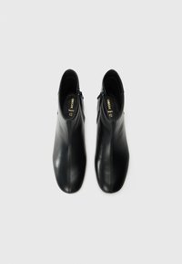 Sorte lær ankle boots med en glat finish, mandelformet tå, sidelukking med glidelås og minimal sømdetalj. Myk indvendig foring.