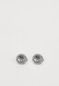 Boucles d'oreilles en argent avec des designs découpés intriqués, entourés de petits cristaux clairs, mettant en valeur un motif floral décoratif.