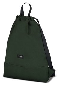Sac à cordon vert fabriqué en tissu durable, avec un haut froncé et des bretelles noires ajustables, arborant un petit logo sur le devant.