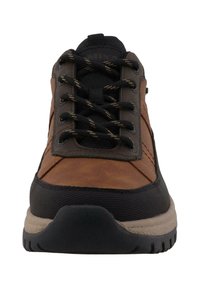 Ruskea ja musta vaelluskengät, joissa on teksturoitu pinta, pyöreät nauhat, pehmustettu kieli ja kestävä kumipohja, joka tarjoaa pitoa.