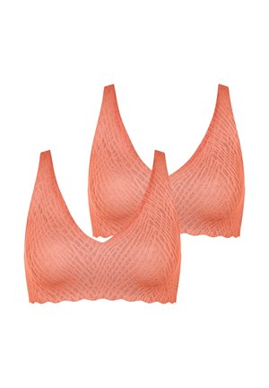 Due reggiseni semplici color corallo realizzati in un tessuto elastico testurizzato, con design a scollo a V e bordi ondulati.
