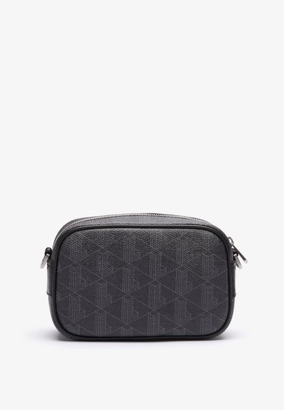 Sac rectangulaire noir avec une surface texturée présentant un motif géométrique, fermeture zip et accents en métal argenté.