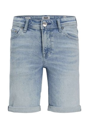 Shorts en denim bleu clair avec ourlets roulés, cinq poches et fermeture à bouton à l'avant. Présente une texture légèrement délavée et des passants de ceinture standards.
