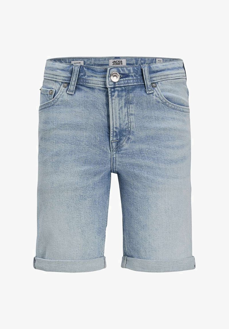 Shorts in denim azzurro chiaro con orli arrotolati, cinque tasche e chiusura frontale con bottone. Presentano una leggera tessitura sbiadita e passanti per cintura standard.