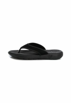 Chancla negra con una plantilla texturizada, suela de goma y correas de tela para mayor comodidad y durabilidad. Diseño simple para uso casual.