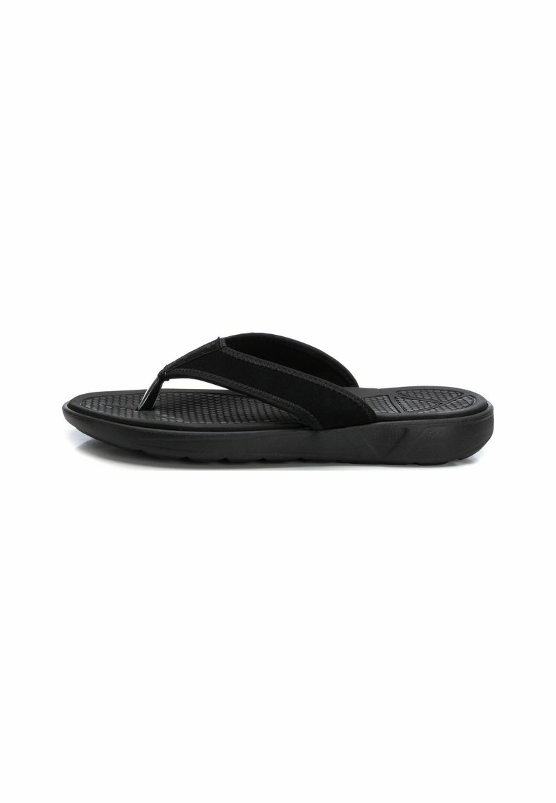 Chancla negra con una plantilla texturizada, suela de goma y correas de tela para mayor comodidad y durabilidad. Diseño simple para uso casual.