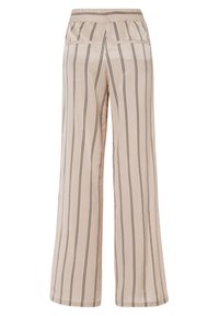 Beige Satin-Weite-Hos mit schwarzen vertikalen Streifen, elastischem Bund, zwei Gesäßtaschen, glatter Textur und entspannter Passform.