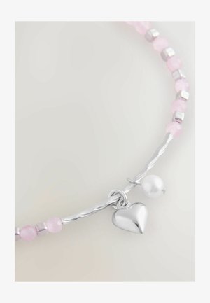 Rosa Perlenkette mit silbernen Akzenten. Mit einem glänzenden Herzanhänger und einem Perldetail. Die Stränge sind gedreht, mit glatter Textur.