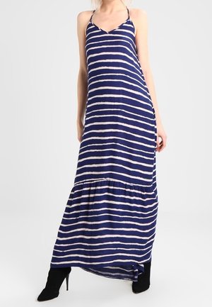 Robe maxi bleu marine avec des rayures horizontales blanches, bretelles spaghetti et un ourlet à volants. Fabriquée dans un tissu léger, offrant une coupe décontractée.