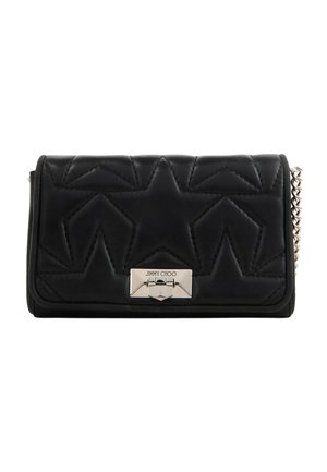 Czarna pikowana skórzana kopertówka z wzorami gwiazd, srebrną prostokątną klamrą z grawerem "Jimmy Choo" oraz srebrnym łańcuszkiem na białym tle.