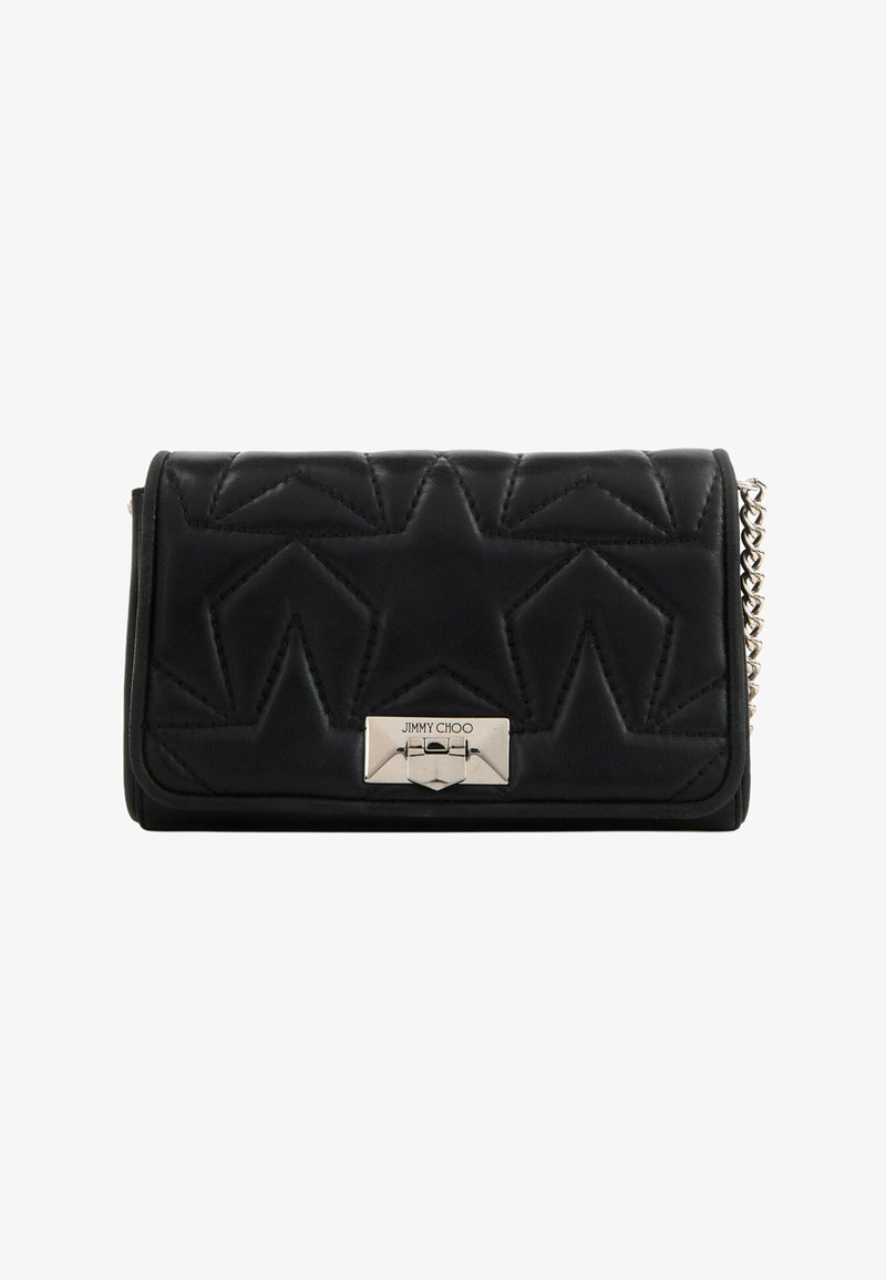 Pochette en cuir matelassé noir avec motifs d'étoiles, fermoir rectangulaire argenté gravé "Jimmy Choo" et chaîne argentée sur fond blanc.