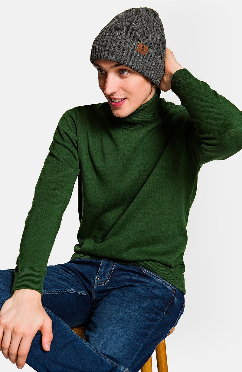 Zielony sweter z golfem, wykonany z dzianiny, w połączeniu z szarym czapką z kablowym splotem z skórzanym akcentem logo.