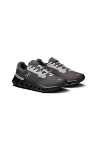 Sportliche Schuhe in Grau und Schwarz mit einer strukturierten Oberseite, kontrastierenden hellgrauen Akzenten und einem einzigartigen gepolsterten Sohlen Design mit Ausschnitten.