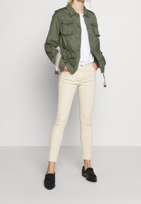 Esprit Tunn jacka - green