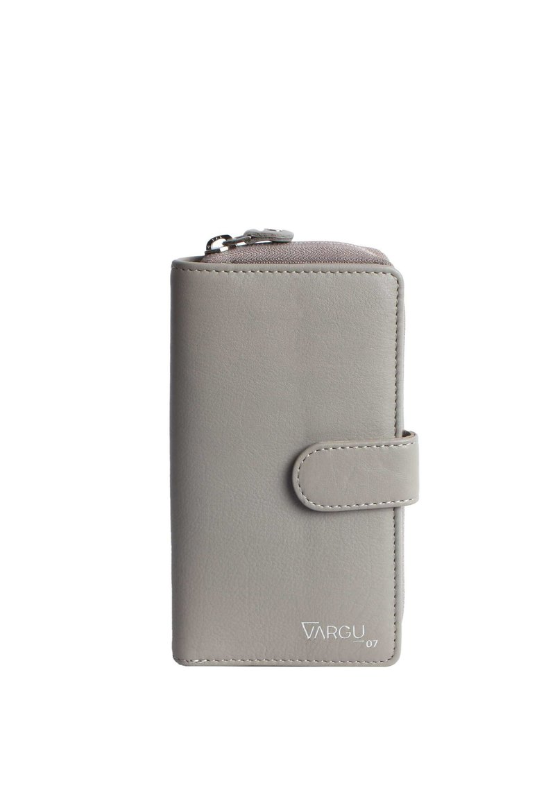 Portafoglio in pelle grigia con una texture liscia, forma rettangolare, chiusura a scatto e scomparto con zip visibile, caratterizzato da un logo sul davanti.