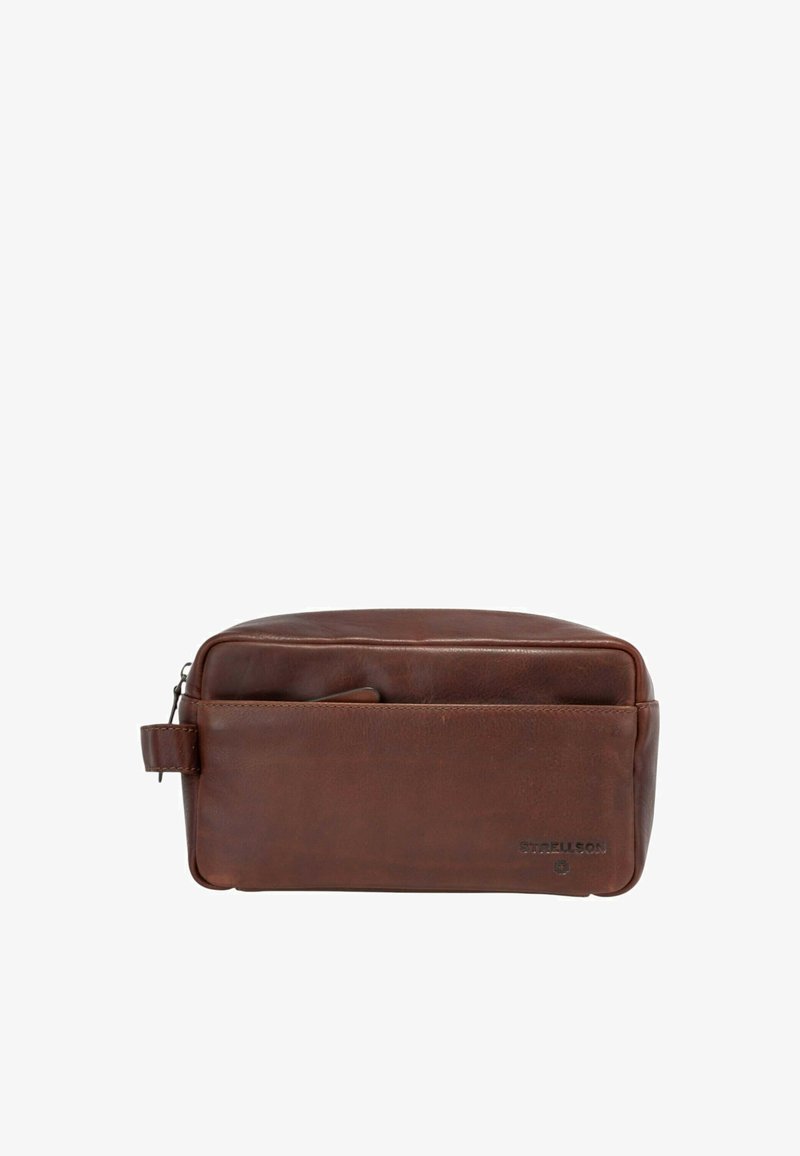 Neceser de cuero marrón con forma rectangular, cierre superior con cremallera, bolsillo frontal y un asa lateral para facilitar el transporte.