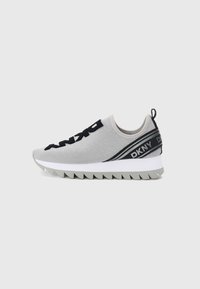 Szare dziane sneakersy z czarnymi akcentami, z grubą białą podeszwą, teksturowanym wykończeniem i wyraźnym logo DKNY z boku.