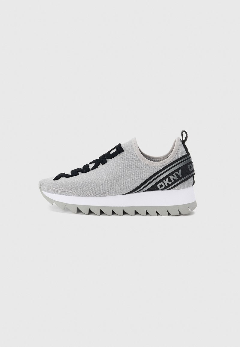 Szare dziane sneakersy z czarnymi akcentami, z grubą białą podeszwą, teksturowanym wykończeniem i wyraźnym logo DKNY z boku.