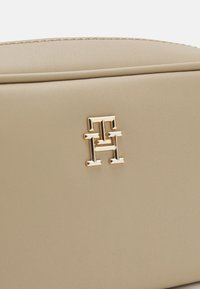 Tommy Hilfiger REFINED CAMERA BAG - Soma ar siksnu pāri ķermenim - beige