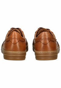 Scarpe in pelle marrone con punta arrotondata, superficie liscia, cuciture decorative e suola in gomma con design a strati.