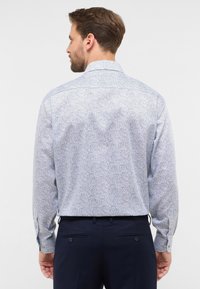 Mands langærmet skjorte i lyseblå med et paisley mønster. Har klassisk krave, knapmanchetter og en afslappet pasform.