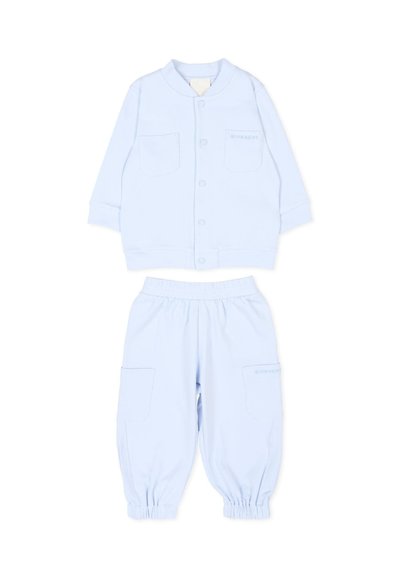 Ensemble bébé bleu clair avec haut boutonné à manches longues avec deux poches poitrine et pantalon assorti avec poignets élastiques et poches latérales.