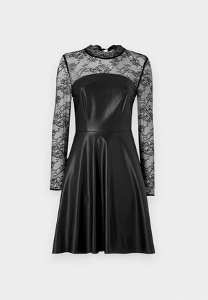 Robe noire avec un corsage en cuir ajusté et de longues manches en dentelle. Présente un col montant et une jupe évasée, mettant en valeur des détails en dentelle complexes.