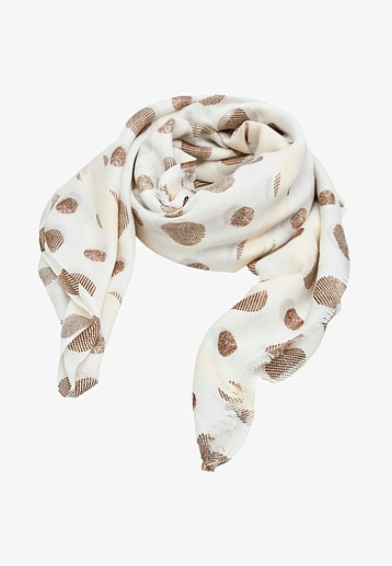 Écharpe crème avec des pois marron irréguliers, pliée lâchement avec un tissu doux, léger et des bords effilochés.